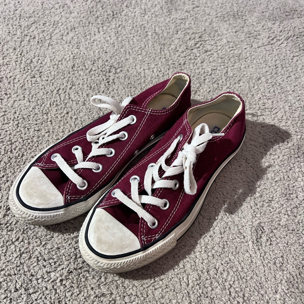 Maroon converse low